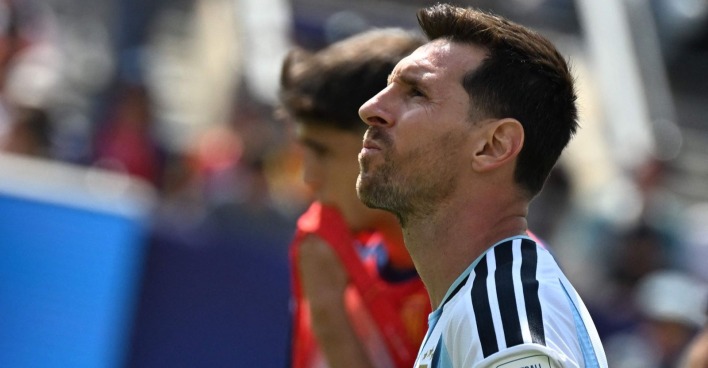 Lionel Messi blickt nach der Niederlage im WM-Finale gegen Spanien enttäuscht ins Stadion. Der Argentinien-Star steht nach dem Endspiel in der Kritik.