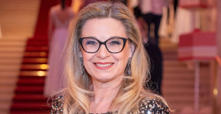 Christa Kummer lächelt bei einem öffentlichen Auftritt in die Kamera. Die ehemalige ORF-Wettermoderatorin sorgt mit einem emotionalen Instagram-Posting über Stille und innere Ruhe für Aufmerksamkeit.