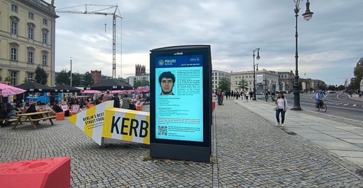 Fahndungsfoto auf einem öffentlichen Platz in Berlin.
