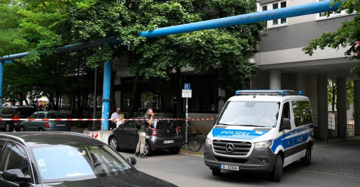 Polizei vor einem Wohngebäude.