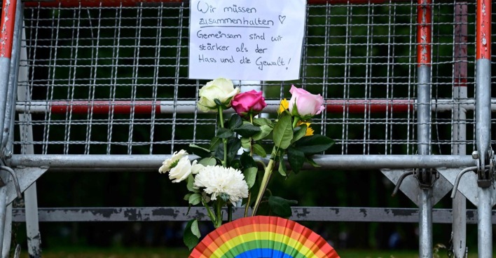 Regenbogensymbol an einem Gitter.