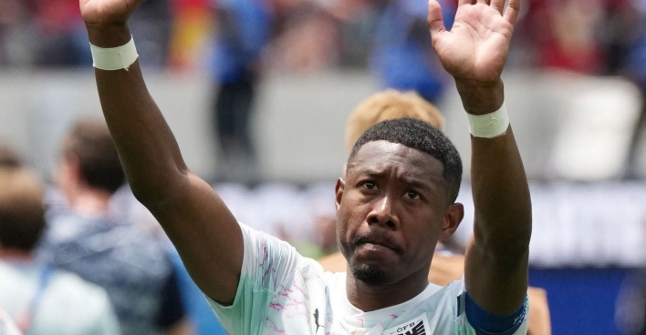 David Alaba verabschiedet sich nach dem WM-Aus Österreichs gegen Spanien von den Fans und bedankt sich nach der 0:3-Niederlage im Sechzehntelfinale.