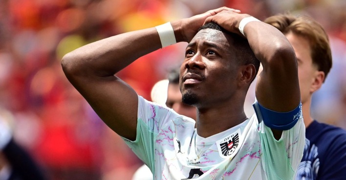 David Alaba reagiert nach dem WM-Aus Österreichs gegen Spanien sichtlich enttäuscht und schlägt nach der 0:3-Niederlage im WM-Sechzehntelfinale die Hände über dem Kopf zusammen.