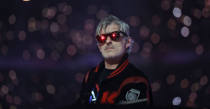 DJ Kavinsky bei einem Live-Auftritt am DJ-Pult in Paris