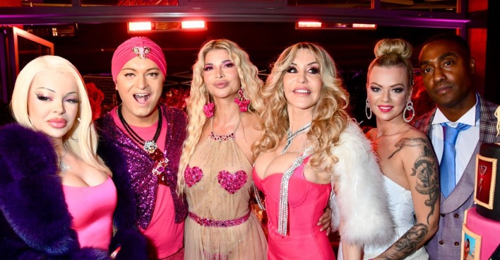 Dolly Buster posiert gemeinsam mit weiteren Prominenten bei einem Society-Event. Die Erotik-Ikone wird als Gast der Almrauschparty in Kitzbühel erwartet.