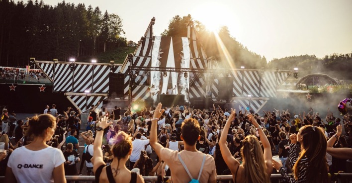 Viele Menschen vor einer Bühne am Electric Love Festival.