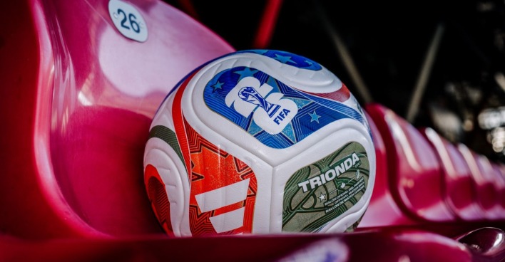 Der WM-Ball Trionda als Symbolbild für die Live-Übertragung des WM-Halbfinales zwischen England und Argentinien