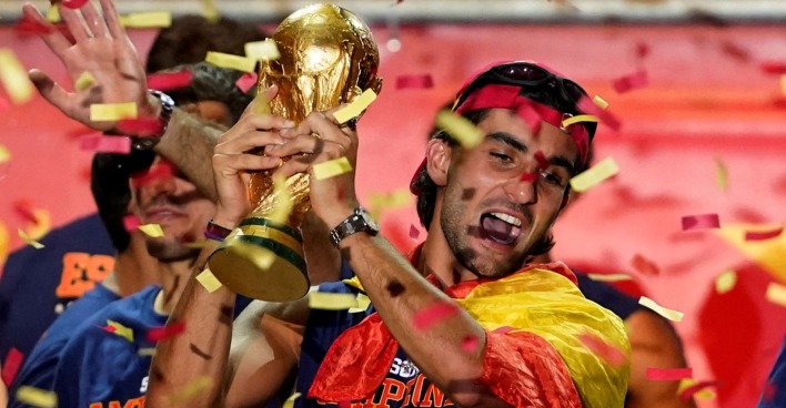 Ferran Torres feiert mit dem WM-Pokal den WM-Sieg Spaniens. Der Nationalspieler stand zuletzt wegen eines zerstörten Wandgemäldes in Barcelona im Fokus.