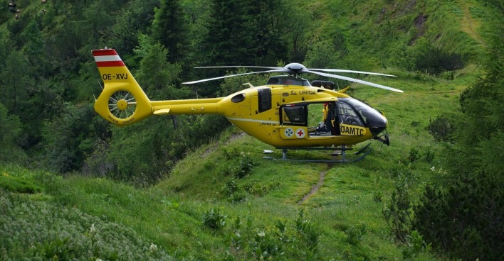 Rettungshubschrauber des ÖAMTC im Flug während eines Rettungseinsatzes