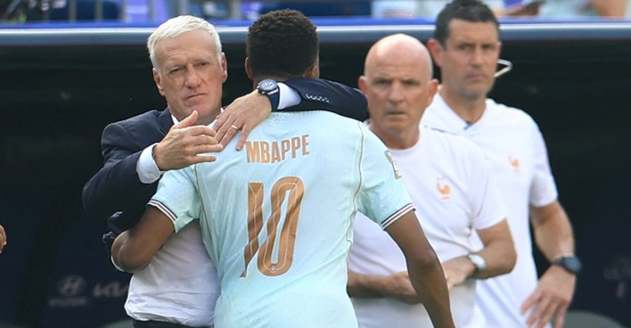 Didier Deschamps und Kylian Mbappé nach dem 2:0 Sieg gegen Marokko.