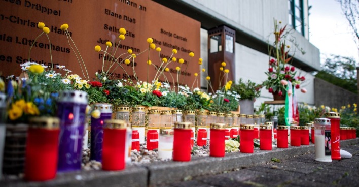 Gedenkstätte für die Opfer des Germanwings-Absturzes in den französischen Alpen mit Kerzen, Blumen und den Namen der 150 Todesopfer.