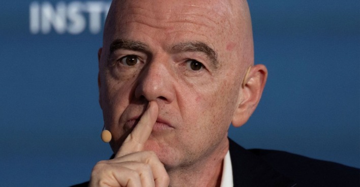 FIFA-Präsident Gianni Infantino bei einem öffentlichen Auftritt. Die UEFA droht wegen des umstrittenen Investorenplans mit einem möglichen WM-Boykott.