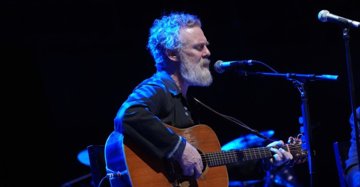 Der irische Singer-Songwriter Glen Hansard bei einem Live-Auftritt mit Gitarre auf der Bühne