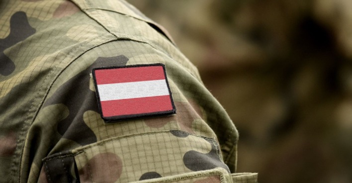 Bundesheer Soldat mit Österreich-Abzeichen auf Uniform bei militärischer Übung, Symbolbild für schweren Unfall mit Granate bei Schießübung in Judenburg