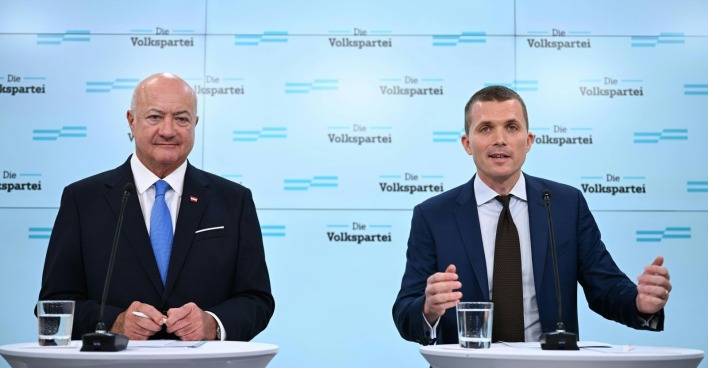 Markus Gstöttner neuer ÖVP Generalsekretär neben Bundeskanzler Christian Stocker bei Pressekonferenz der Volkspartei in Wien