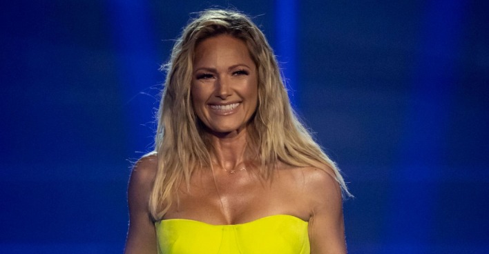 Helene Fischer lächelt auf der Bühne während ihres Konzerts. Die Schlager-Queen begeistert ihre Fans mit der spektakulären 360°-Tour und ihrer Show in Wien.
