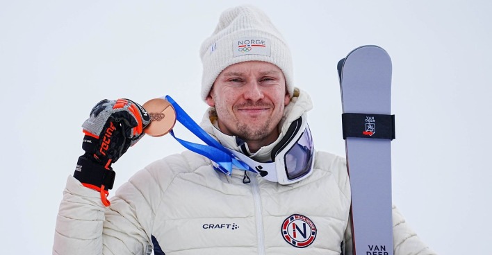 Henrik Kristoffersen bei der Siegerehrung mit Bronzemedaille – der norwegische Ski-Weltmeister lebt mit seiner Frau Tonje und den gemeinsamen Kindern in Salzburg.