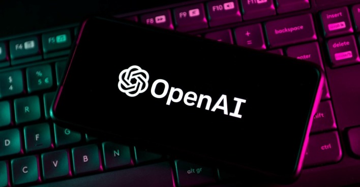 OpenAI Logo auf Smartphone vor beleuchteter Tastatur steht für KI-Ausbruch und autonomen Hackerangriff auf Hugging Face