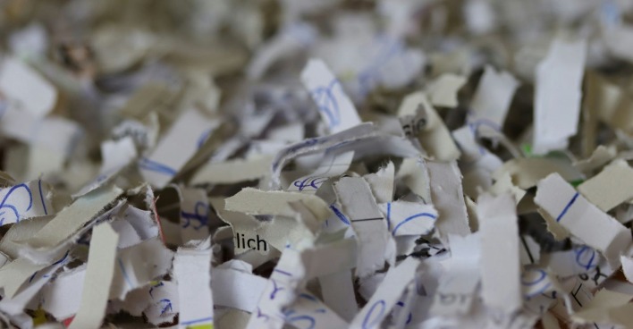Zerrissene Buchseiten nach dem Scannen für KI-Training – immer mehr Buchhändler warnen vor der Vernichtung gedruckter Bücher durch KI-Unternehmen.