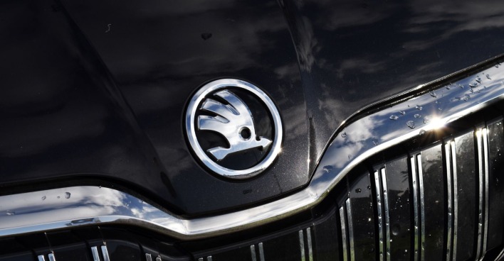 Motorhaube eines Skoda-Fahrzeuges, welches die Entwicklung von günstigen Elektroautos einstellt
