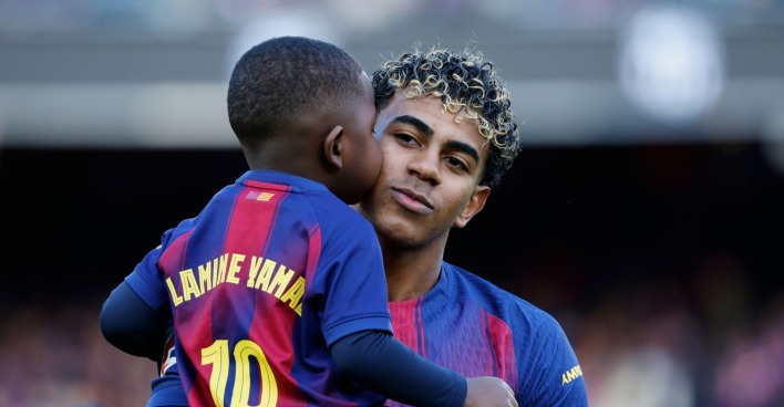 Lamine Yamal hält seinen Bruder Keyne im Arm – der kleine Fan im Spanien-Trikot wird bei der WM 2026 zum Publikumsliebling