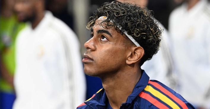 Lamine Yamal blickt vor einem Spiel der WM 2026 konzentriert nach oben. Der Star des FC Barcelona steht aktuell auch wegen seiner Freundin Inés García im Fokus.