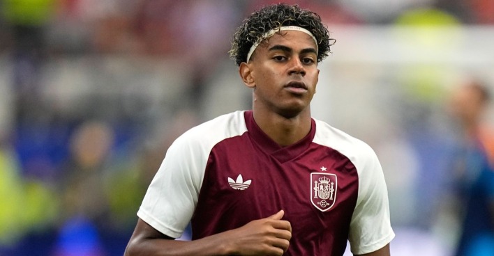 Lamine Yamal im Trikot der spanischen Nationalmannschaft beim WM-Halbfinale gegen Frankreich. Der Spanien-Star steht nach dem 2:0-Sieg mit Spanien im WM-Finale.