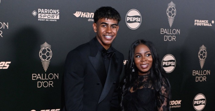 Lamine Yamal mit seiner Mutter auf dem roten Teppich der Ballon-d'Or-Gala. Die Mutter des Spanien-Stars unterstützt ihren Sohn auch bei der WM 2026.