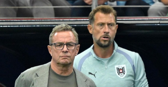 Lars Kornetka neben Ralf Rangnick beim ÖFB-Nationalteam während eines Spiels im Stadion