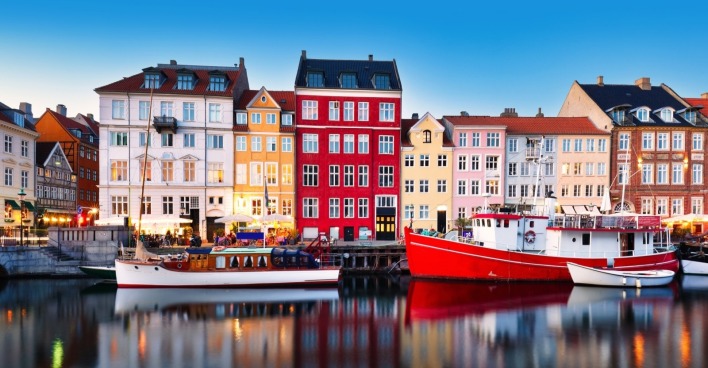 Panorama des Kopenhagener Kanals Nyhavn bei Sonnenuntergang.