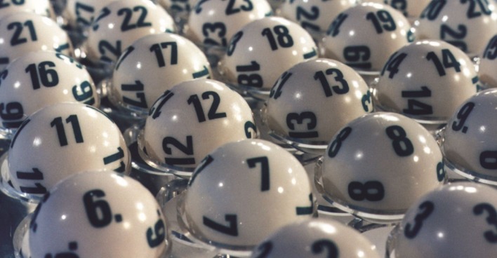 Lotto Kugeln mit Zahlen bei einer Ziehung, Nahaufnahme der Gewinnzahlen
