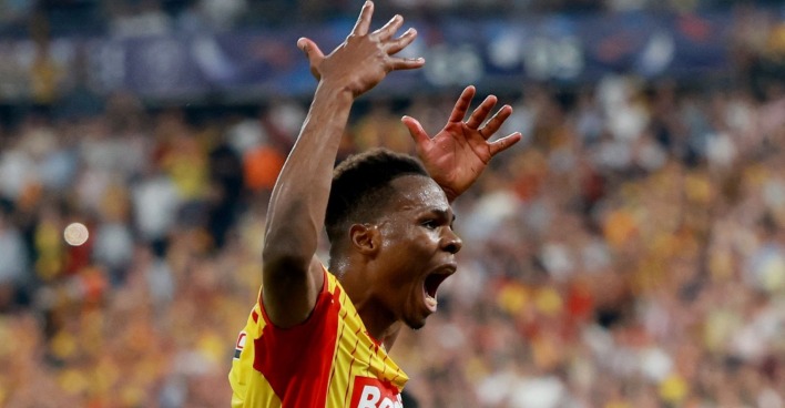 Mamadou Sangaré während eines Spiels im Trikot des RC Lens