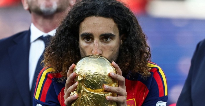 Marc Cucurella küsst nach dem WM-Finale 2026 den WM-Pokal und feiert mit Spanien den Weltmeistertitel nach dem Sieg gegen Argentinien.