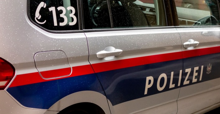 Polizeiauto mit Notrufnummer 133 in Österreich bei Einsatz im Fall Marchtrenk Missbrauch und Todesfall