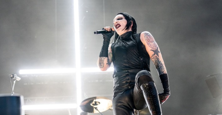 Marilyn Manson steht im Scheinwerferlicht auf der Bühne während einer Liveshow