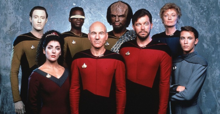 Marina Sirtis als Deanna Troi mit der Crew von Star Trek: The Next Generation. Die Schauspielerin kommt als Stargast zur Vienna Comic Con 2026 nach Wien.