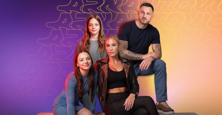 Marko Arnautovic mit Ehefrau Sarah Arnautovic und den Töchtern Emilia und Alicia im offiziellen Promobild zur JOYN- und PULS-4-Doku „Team Arnautovic“.
