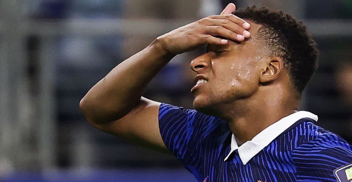 Kylian Mbappé reagiert enttäuscht nach der 0:2-Niederlage im WM-Halbfinale Frankreich – Spanien und dem verpassten Einzug ins WM-Finale.