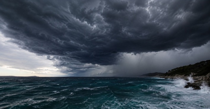 Meteotsunami Kroatien: Sturm über der Adria mit hohen Wellen und dunklen Gewitterwolken an der Küste von Hvar