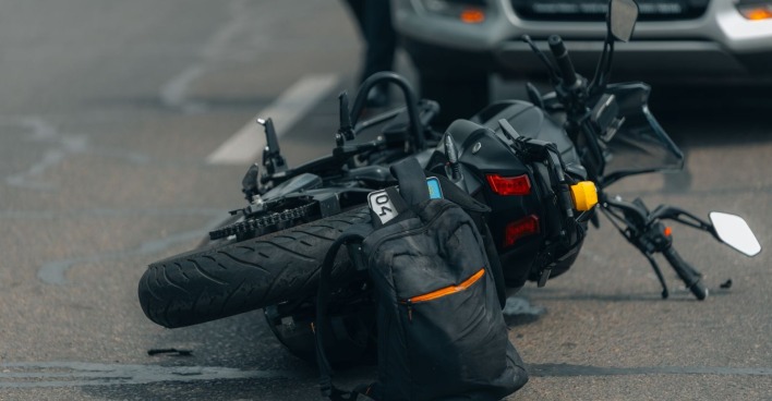 Ein Motorrad liegt nach einem Unfall auf einer Straße