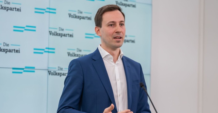 Nico Marchetti bei einer Pressekonferenz der ÖVP vor Parteihintergrund während seiner Zeit als Generalsekretär
