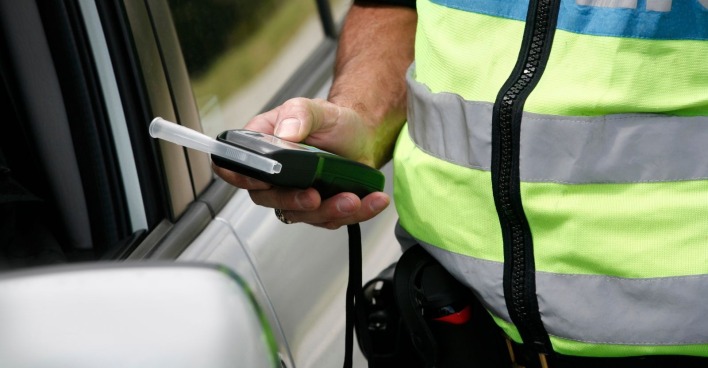 Polizeikontrolle bei einem Autofahrer.