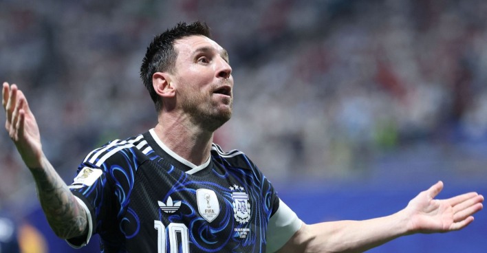 Petition Argentina WM: Lionel Messi reagiert während eines WM-Spiels für Argentinien mit ausgebreiteten Armen auf eine umstrittene Schiedsrichterentscheidung.