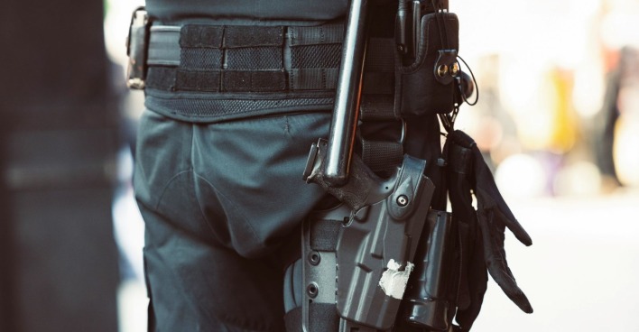 Polizist mit Einsatzgürtel und Schlagstock – Symbolbild zu einem tödlichen Polizeieinsatz in Bologna, bei dem ein 43-jähriger Mann nach einer Festnahme starb.