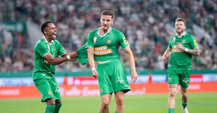 Ercan Kara vom SK Rapid Wien jubelt im Allianz Stadion über ein Tor