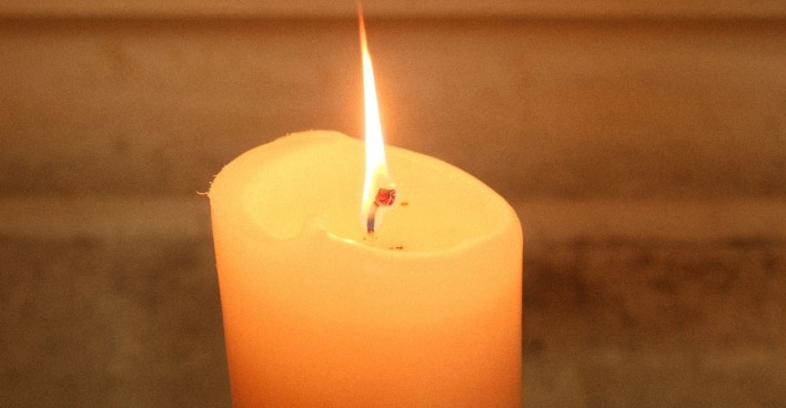 Trauerkerze als Symbol des Abschieds nach dem Tod von Rudi Moser, dem österreichischen MotoGP-Kultkommentator.
