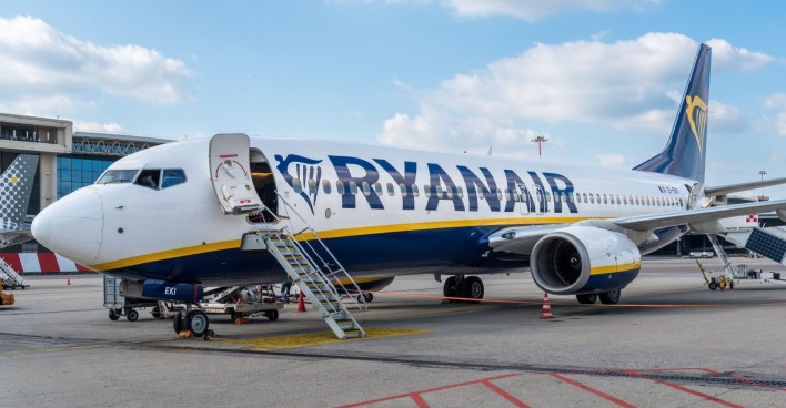 Ryanair-Flugzeug am Flughafen Mailand, Passagiertreppe angedockt, nach Gelsen-Vorfall evakuiert
