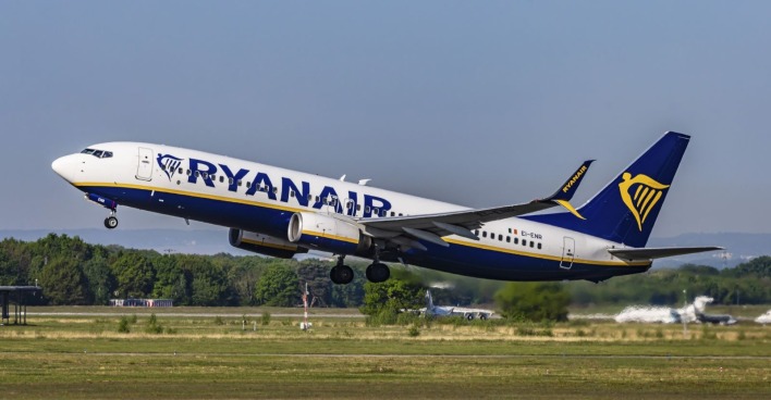 Ryanair-Flugzeug vom Typ Boeing 737-800 beim Start. Nach einem Zwischenfall mit einer geplatzten Fensterscheibe musste ein Ryanair-Flug nach Thessaloniki umkehren.
