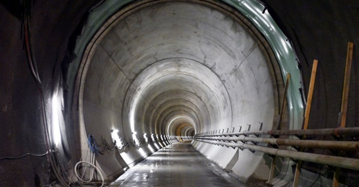 Tunnelröhre des Semmering-Basistunnels mit Beleuchtung und Baustelleninfrastruktur nach tödlichem Unfall