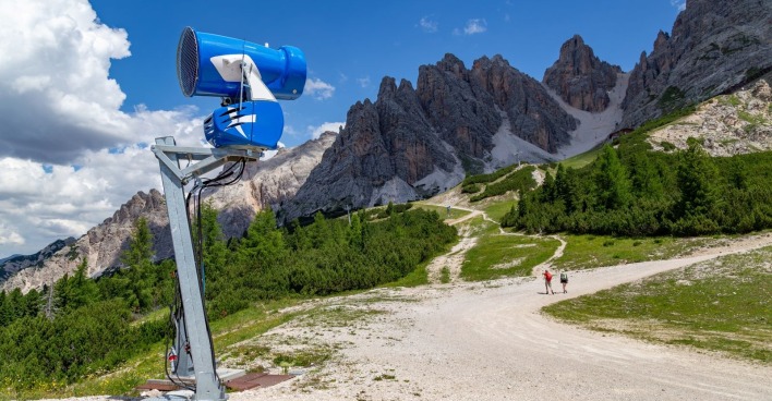 Schneekanone im Sommer auf einem Berg als Themenbild für das Skigebiet, welches sie im Sommer verwendet